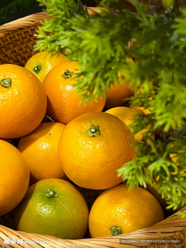 竹篮中的新鲜金黄小柑橘