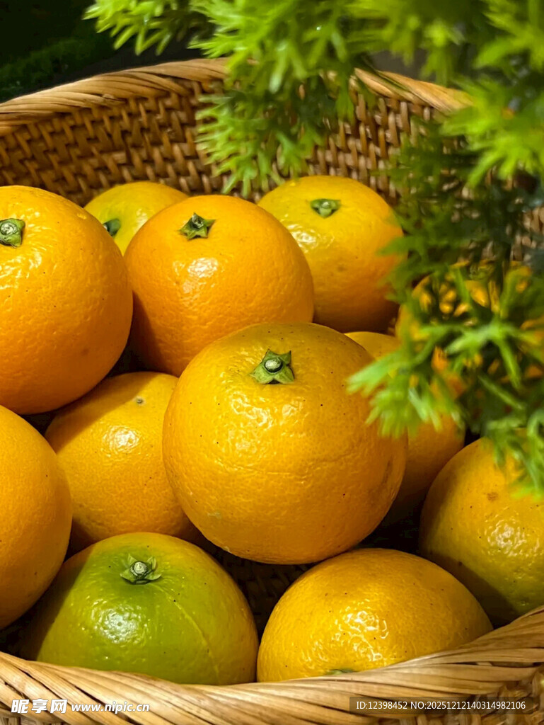 竹篮中的新鲜黄澄澄橘子