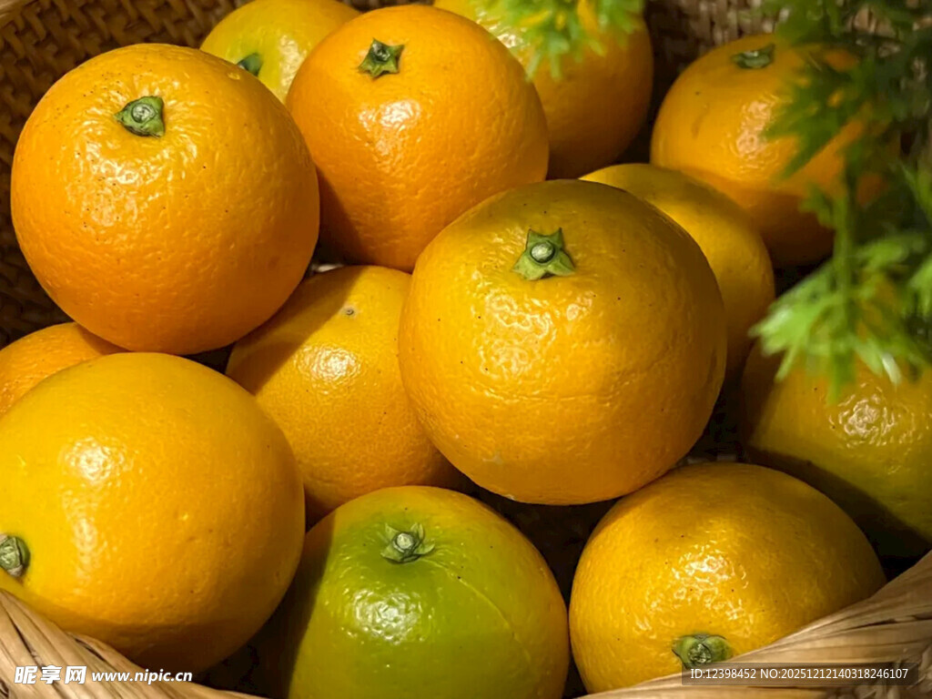 篮子里的新鲜柑橘类水果