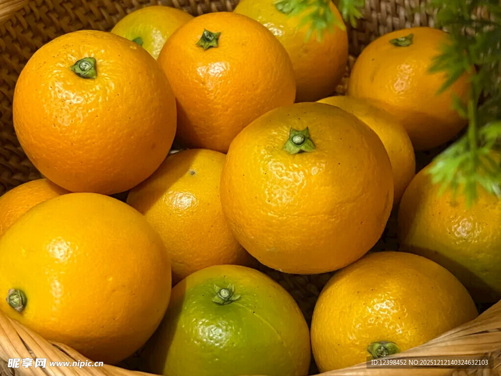 篮子里的新鲜黄澄澄柑橘