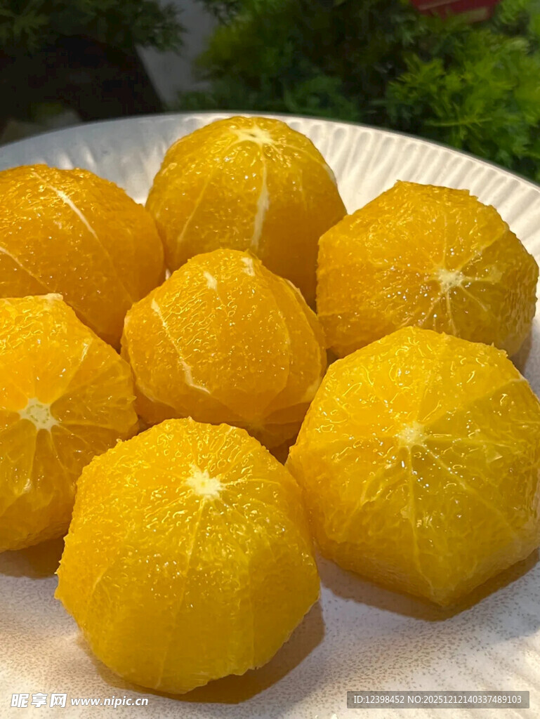 新鲜剥开的金黄柑橘
