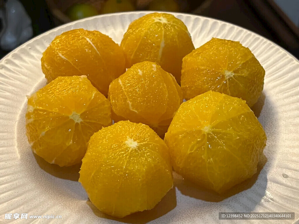 一盘金黄饱满的橘子