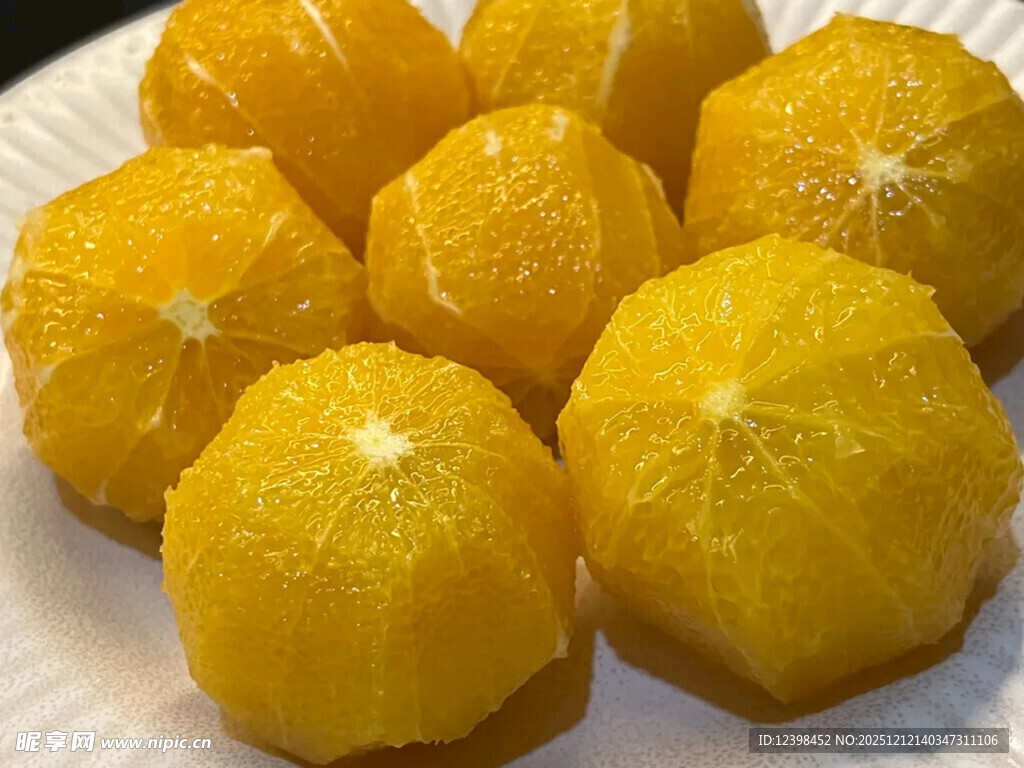 新鲜剥好的多汁橙子