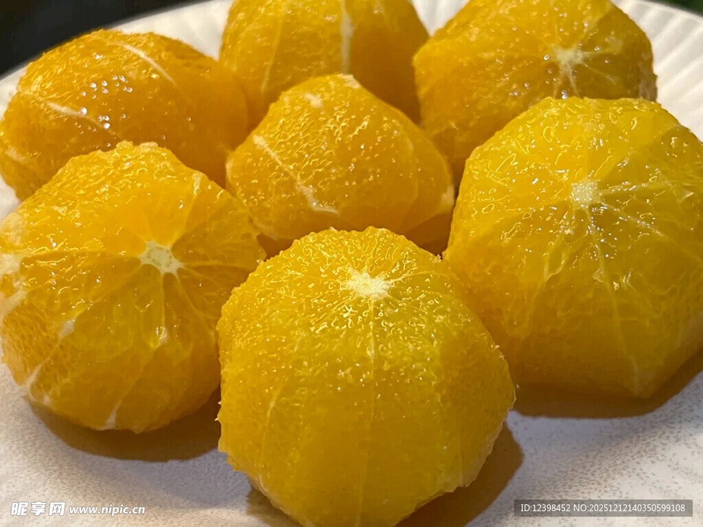 新鲜剥好的多汁橘子