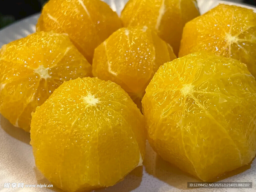 新鲜剥好的多汁橙子