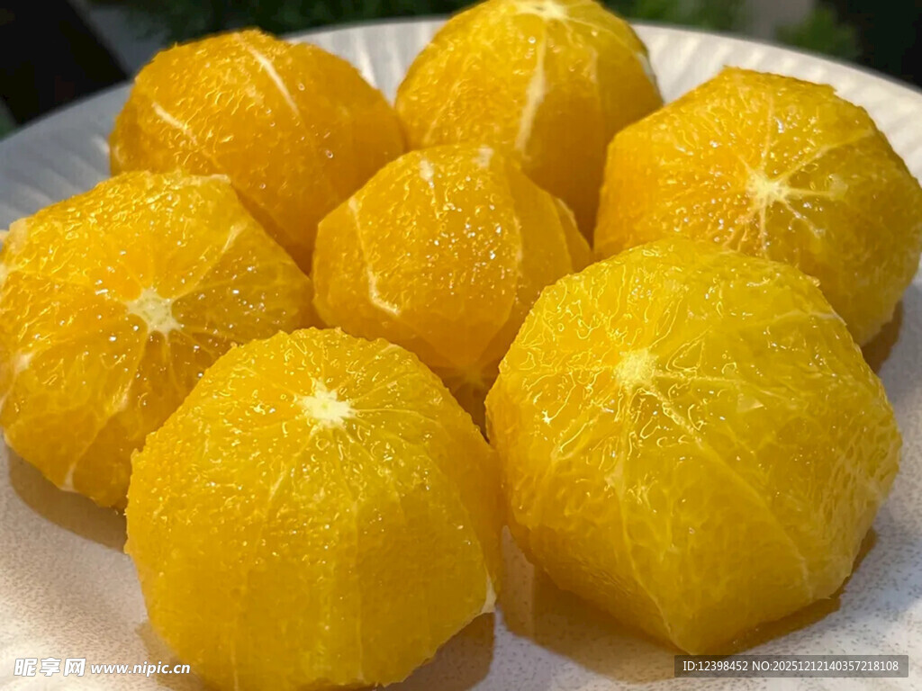 一盘新鲜剥好的黄橘子