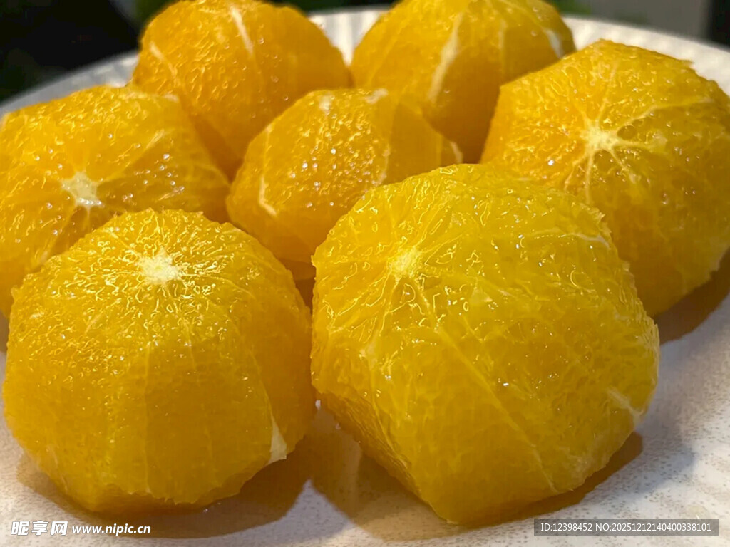 新鲜剥壳的多汁黄橘子