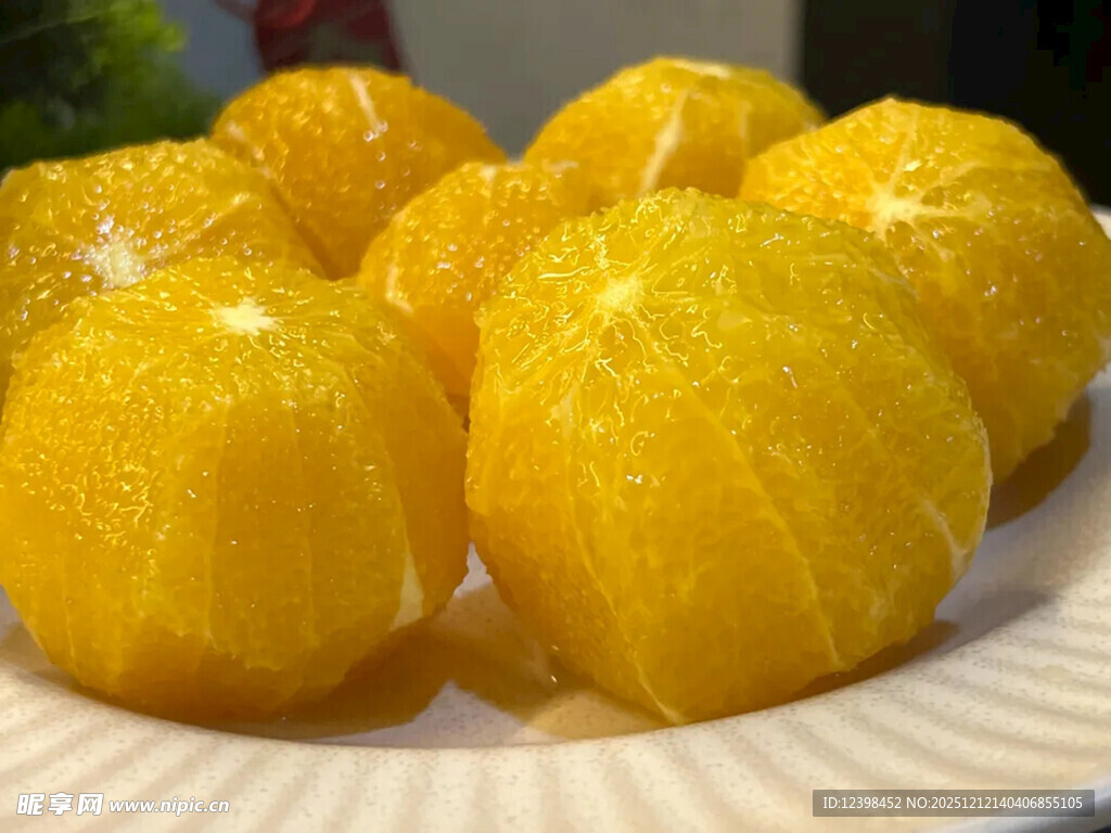 新鲜剥壳黄澄澄的橘子