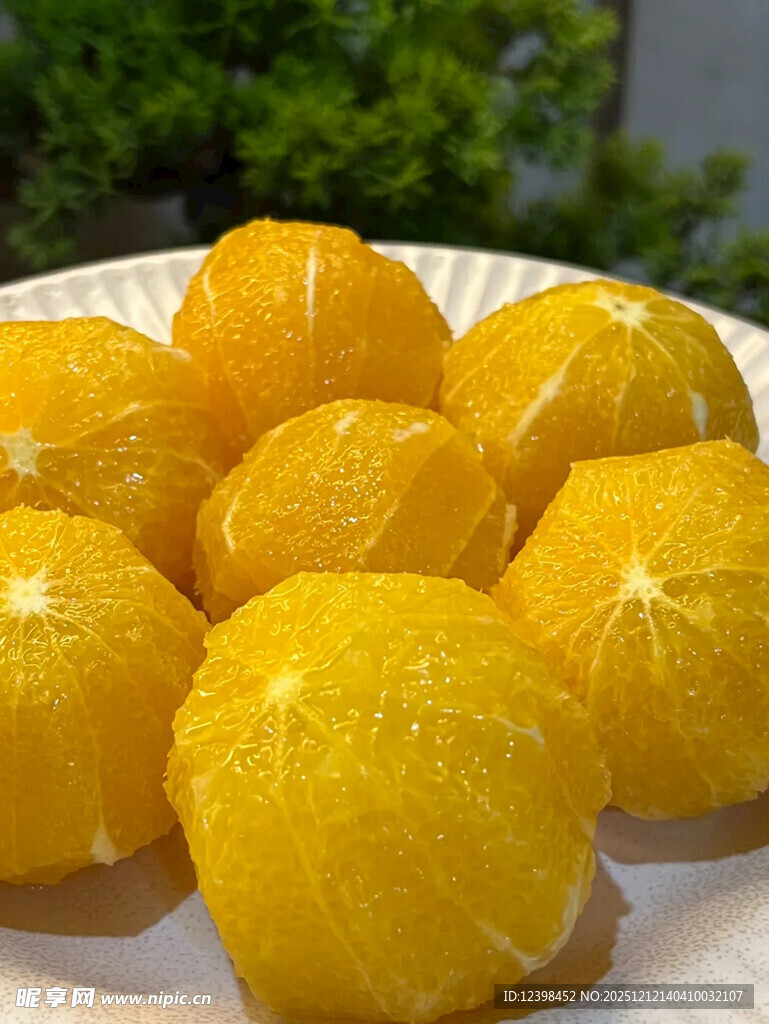 新鲜剥好的多汁橙子