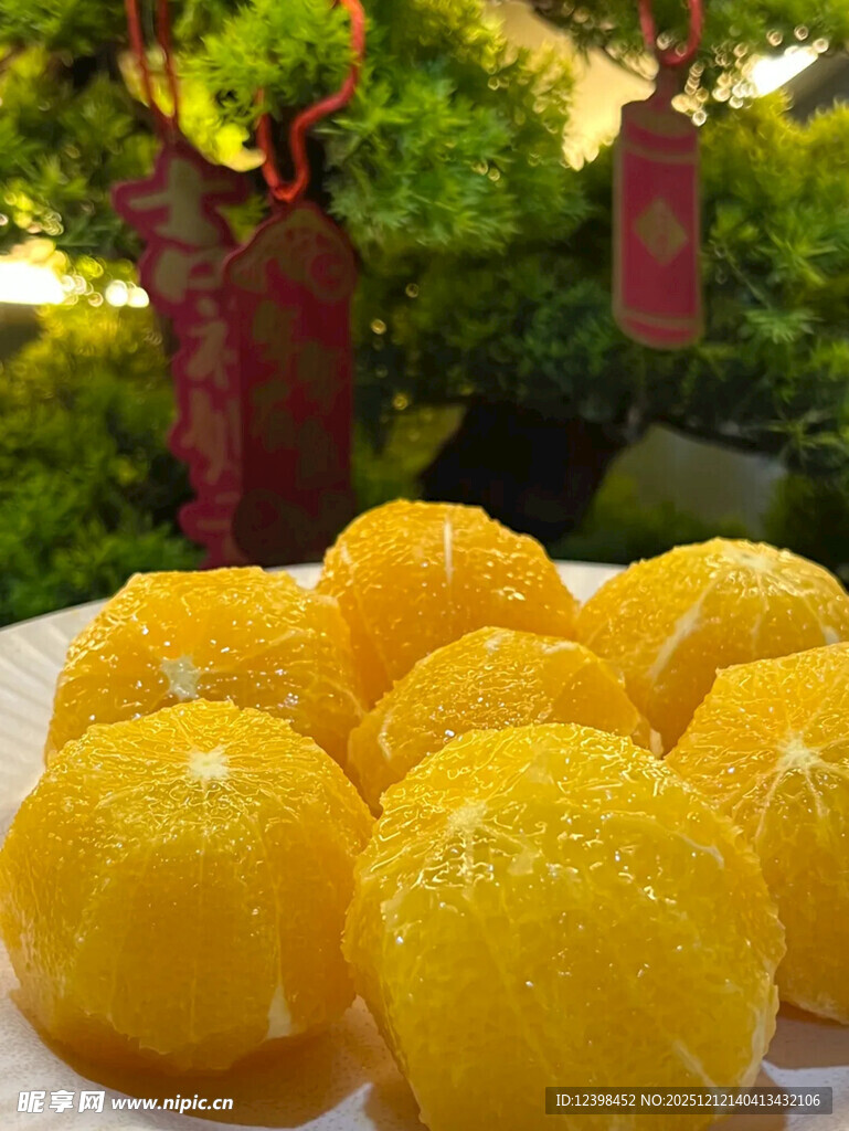 一盘金黄饱满的新鲜橘子