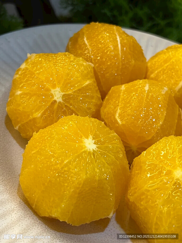 新鲜剥好的多汁橙子