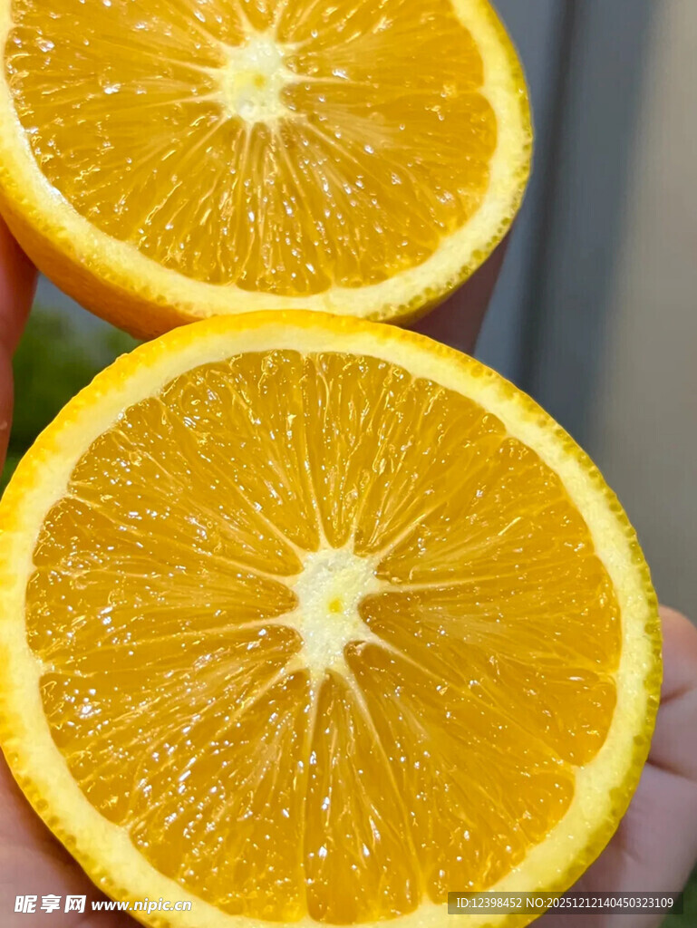 新鲜切开的多汁橙子
