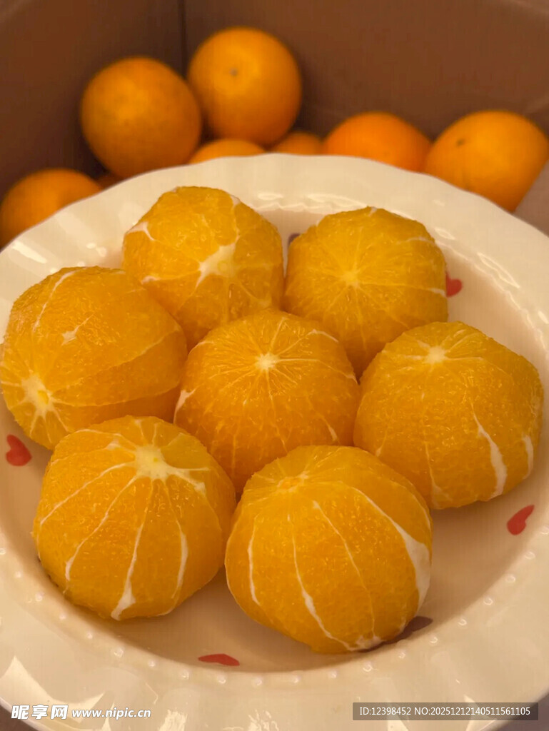 剥好的橘子摆放在盘中