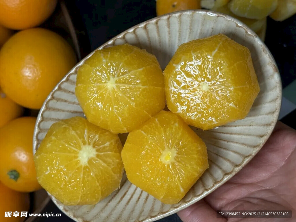 手捧美味黄金柑橘
