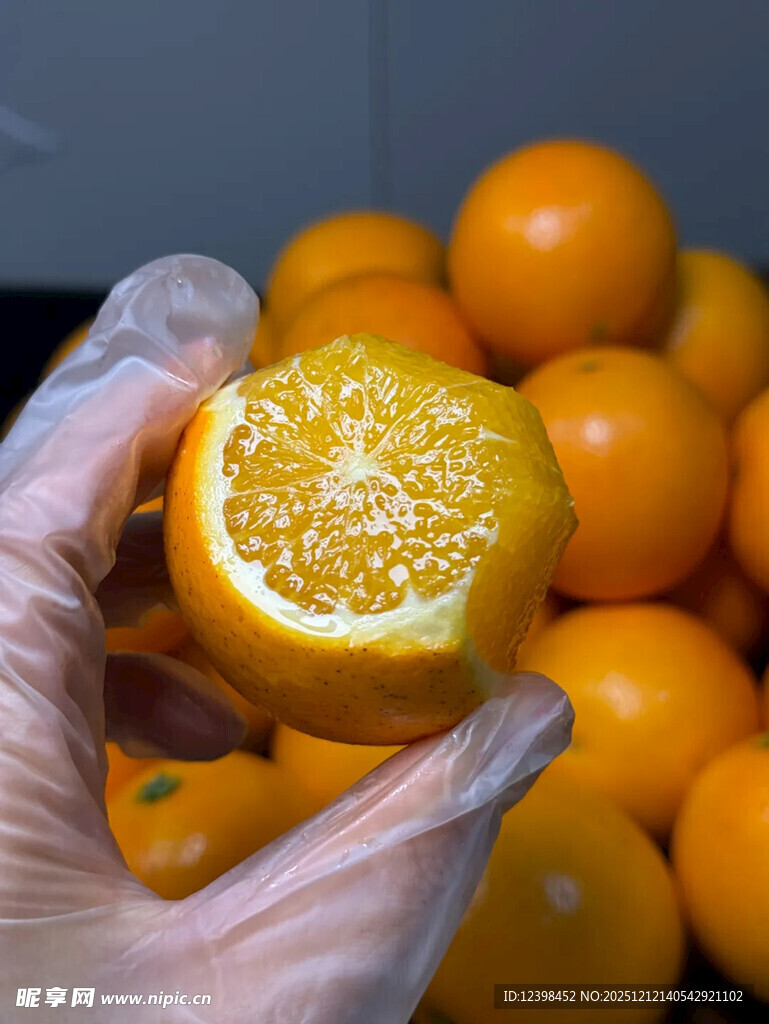 手捧剥开的新鲜多汁橙子