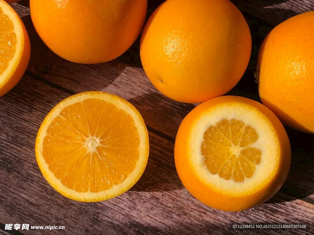 新鲜橙子摆放在木质表面