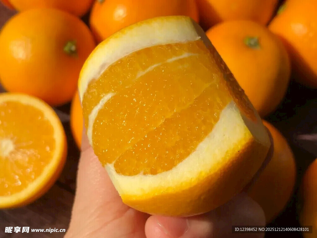 手捧多汁橙子果肉特写