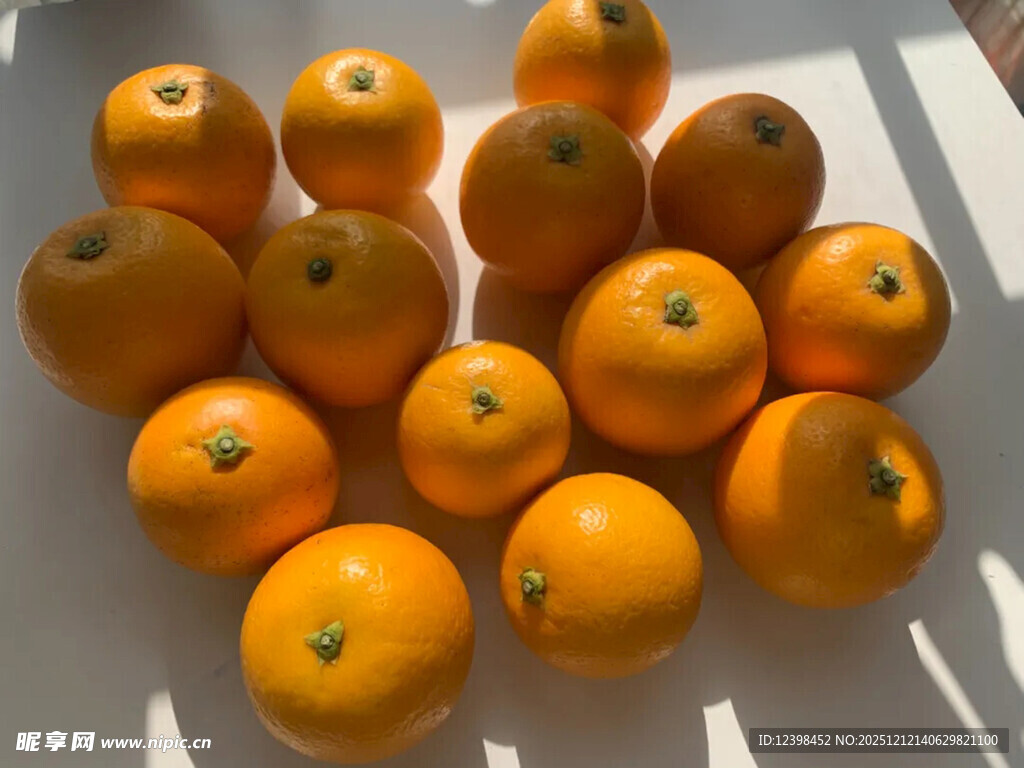 一堆新鲜橙子摆放整齐
