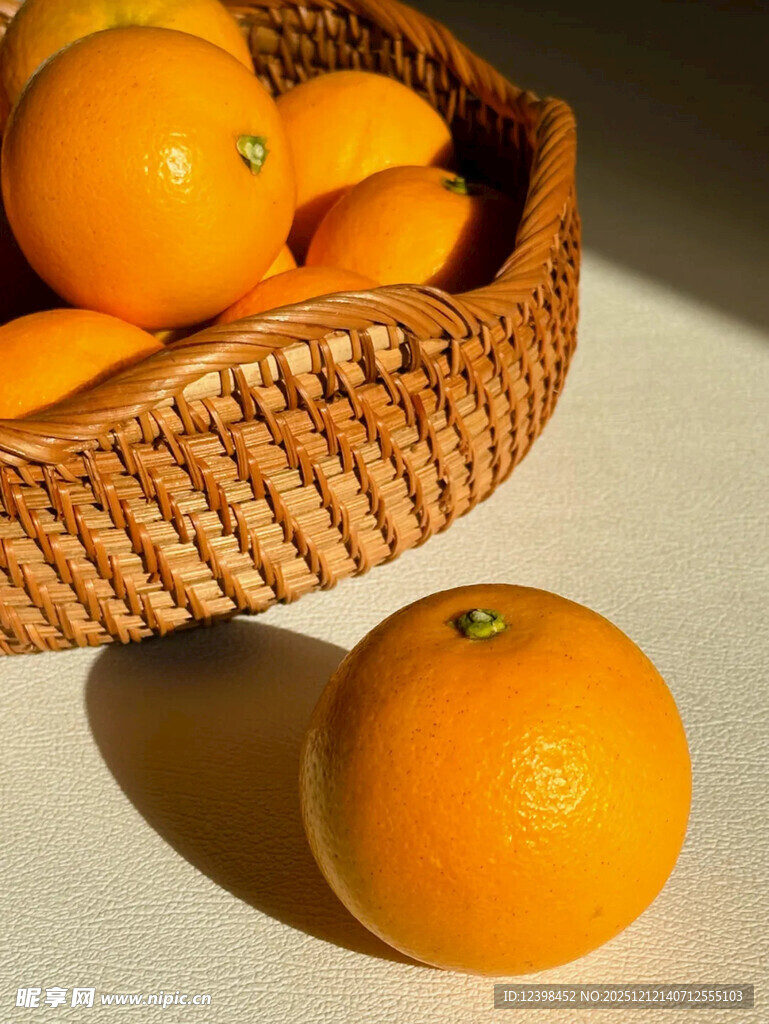 篮子里的新鲜橙子