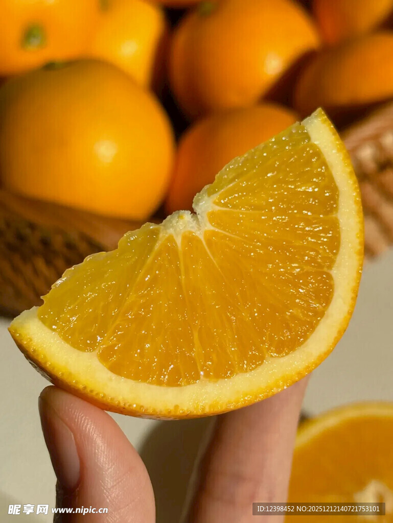 手捧鲜切橙子特写