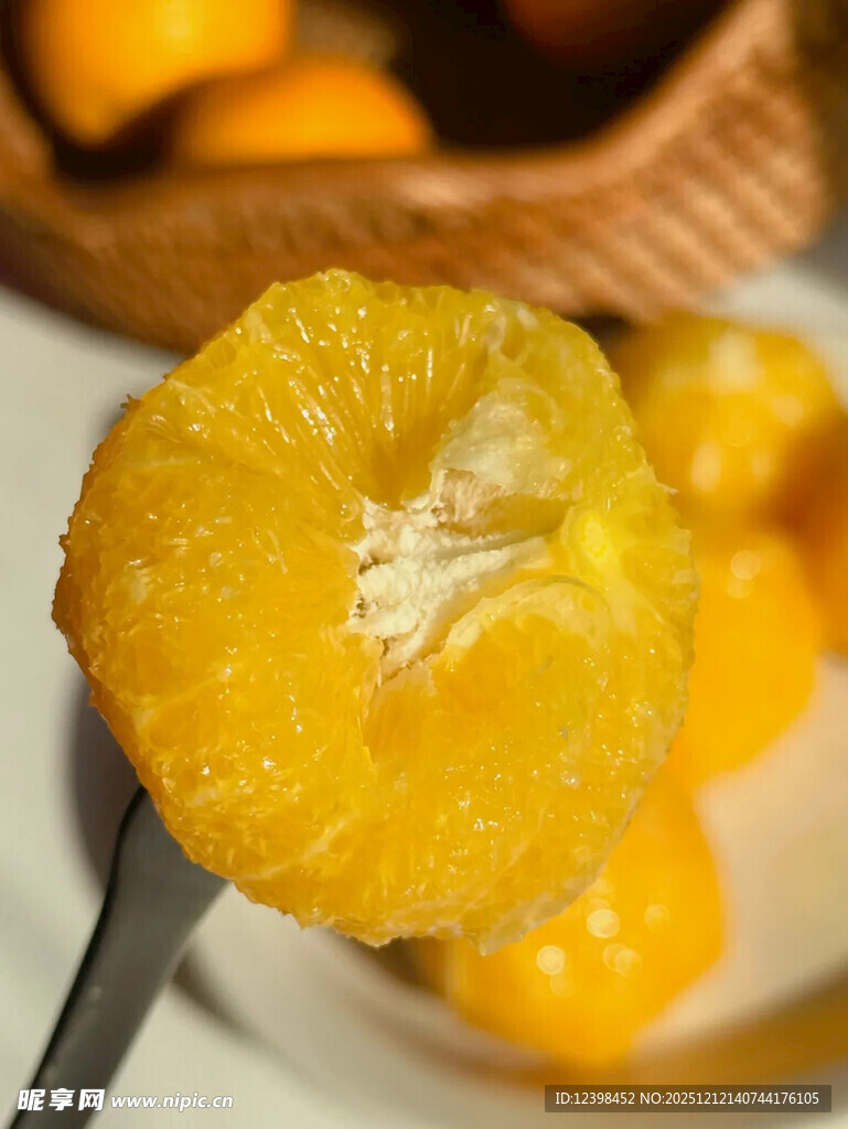 剥开的新鲜多汁小橘子