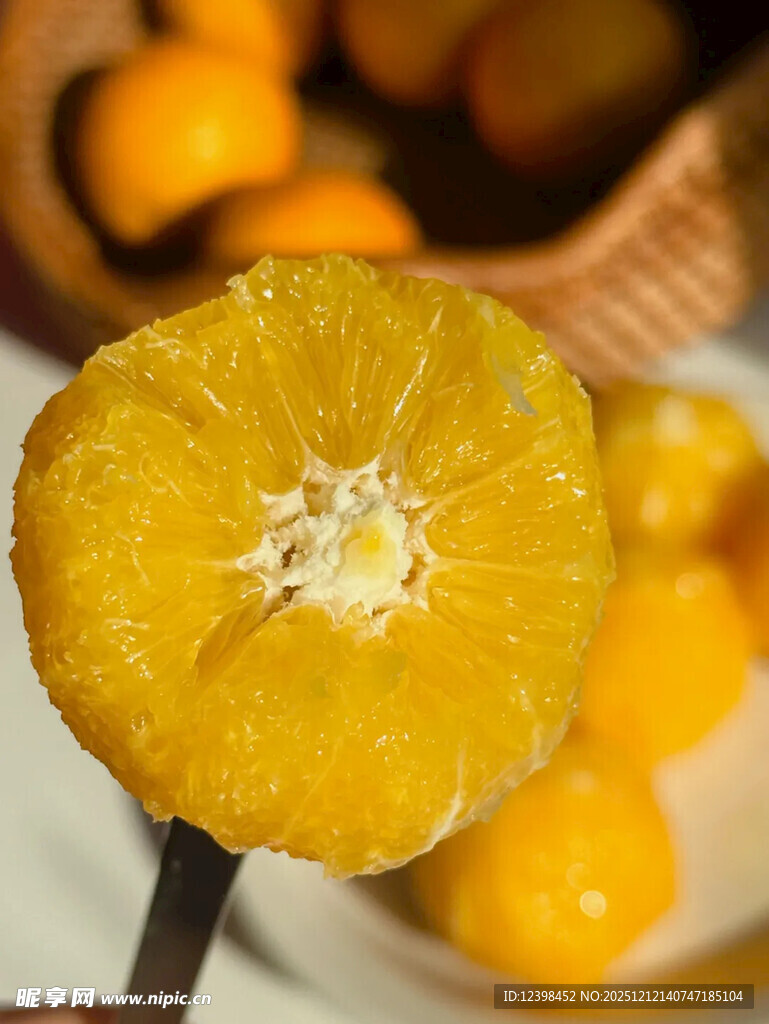 新鲜剥开的多汁橙子