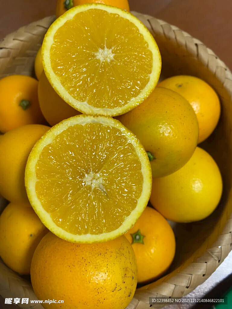 一篮新鲜切开的黄橙子