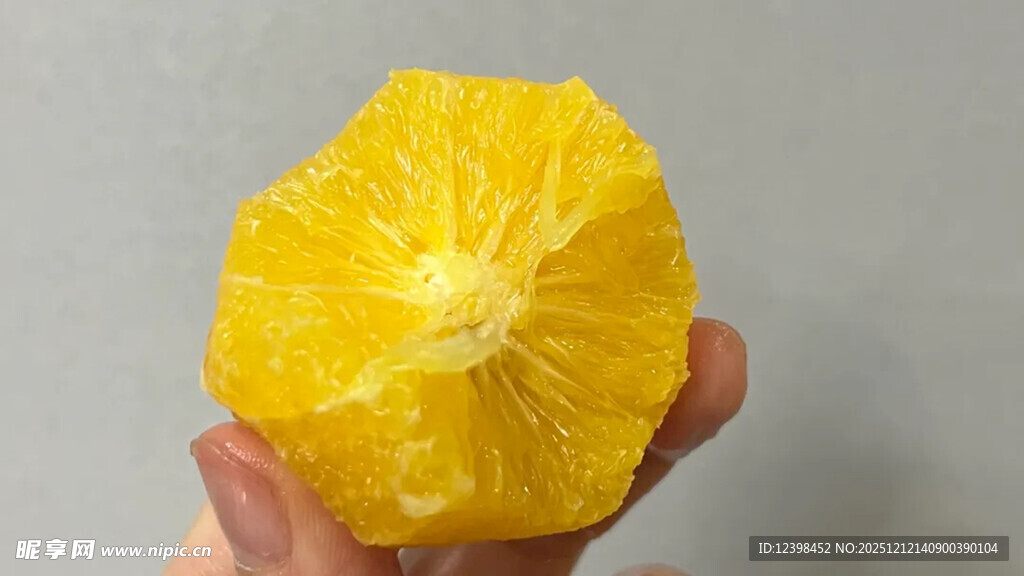 手捧剥开的新鲜黄橙子