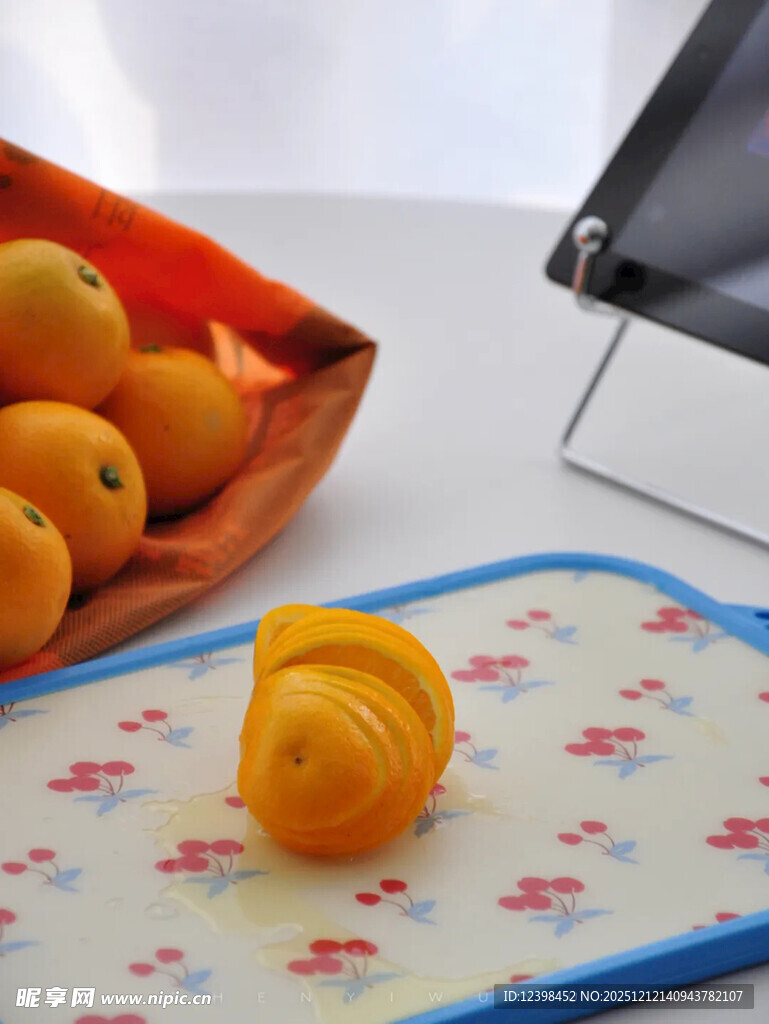剥开的橘子与一篮橘子
