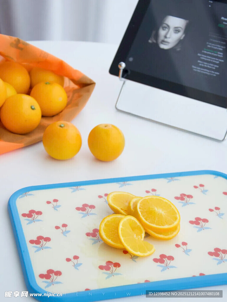 案板上的鲜切柠檬及橙子