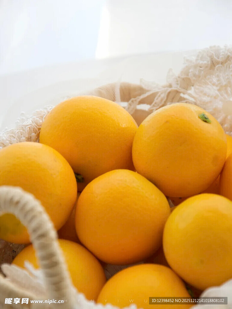 篮子里的鲜黄柠檬