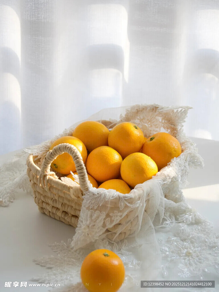 篮子里的鲜嫩黄柠檬