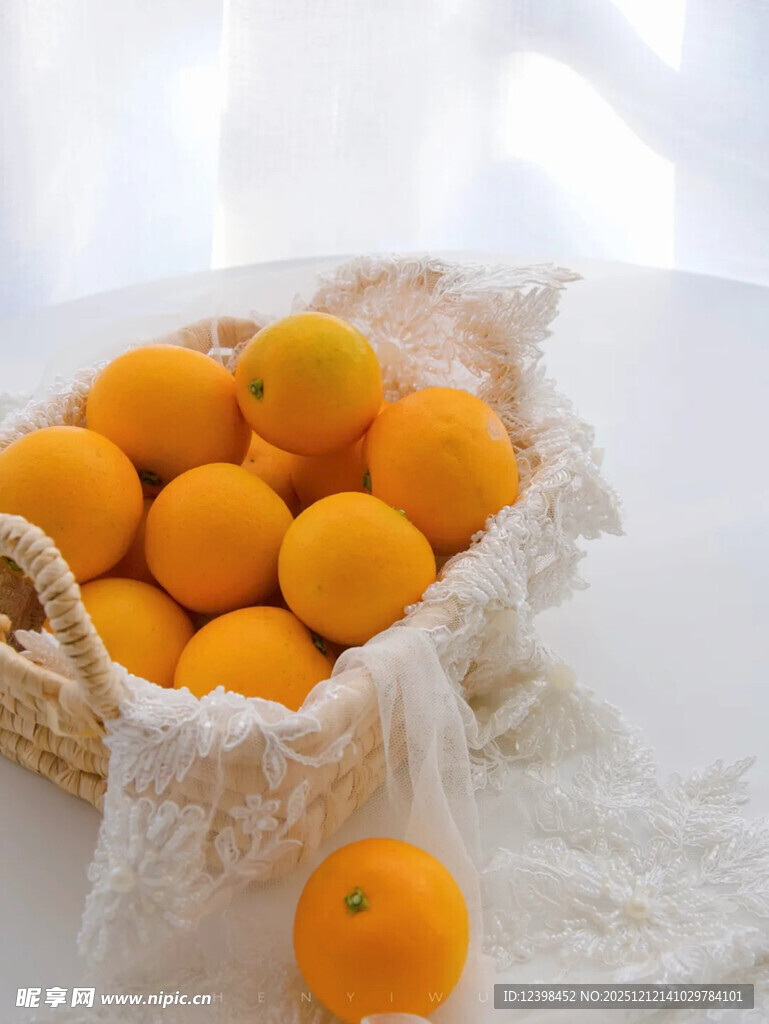 篮子里的新鲜橙子