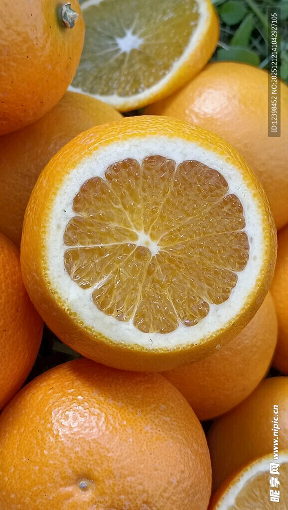 一堆新鲜橙子特写
