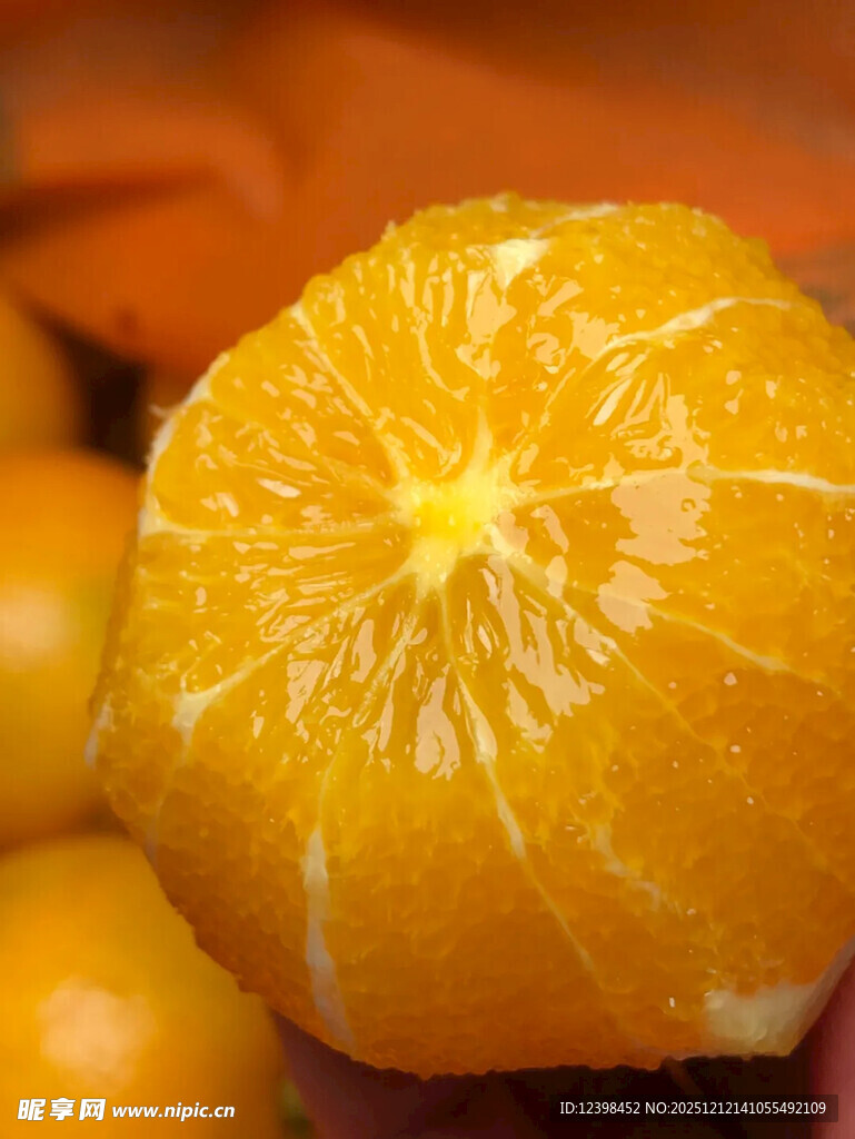 剥开的新鲜橘子
