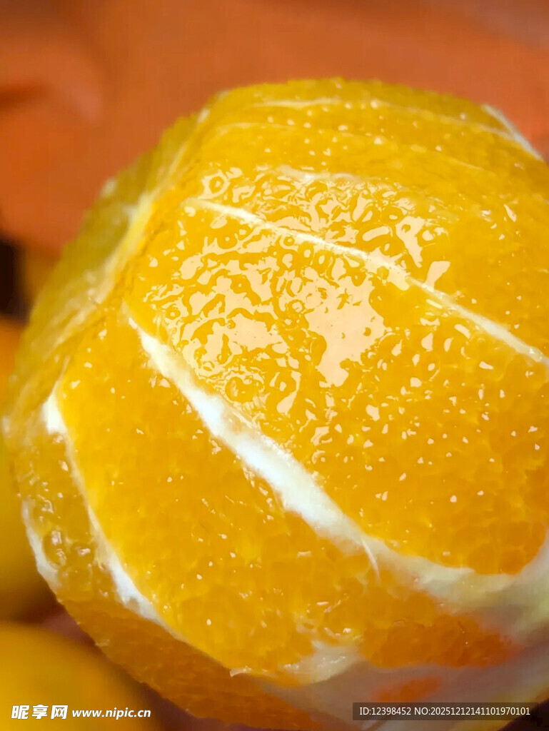 剥开的新鲜橙子果肉