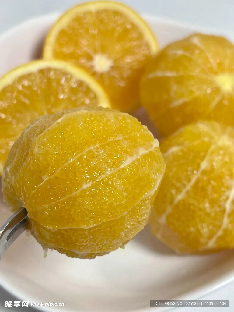 新鲜剥好的多汁橙子