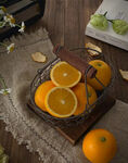 木盘上的新鲜切片橙子