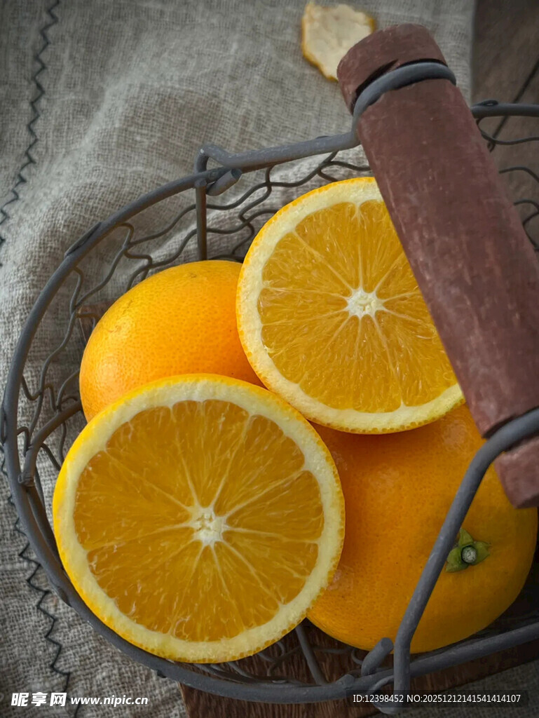 篮子里的鲜橙与切片