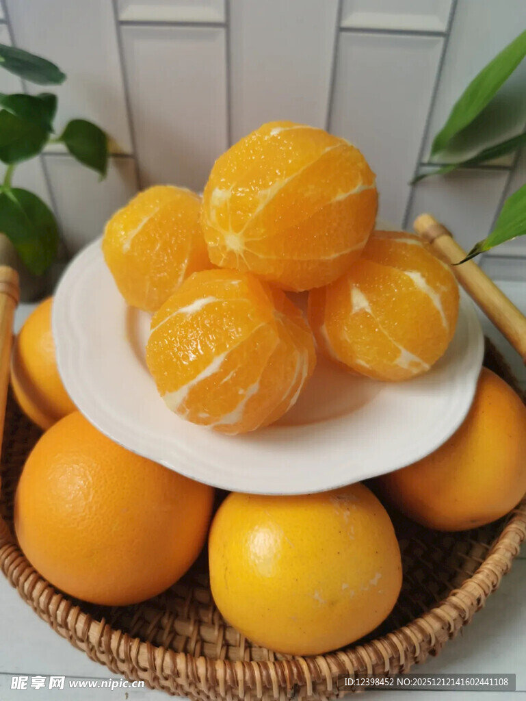 篮子里的鲜橙与剥好的橙子