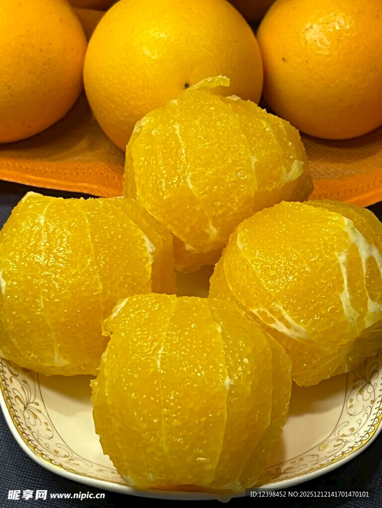 新鲜剥好的黄澄澄柑橘