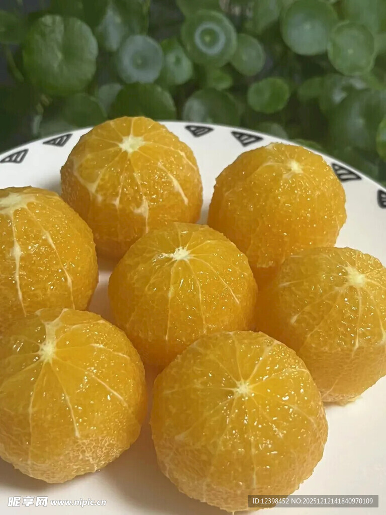 一盘金黄诱人的橘子