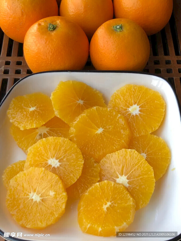 鲜切橙子与整果诱人呈现