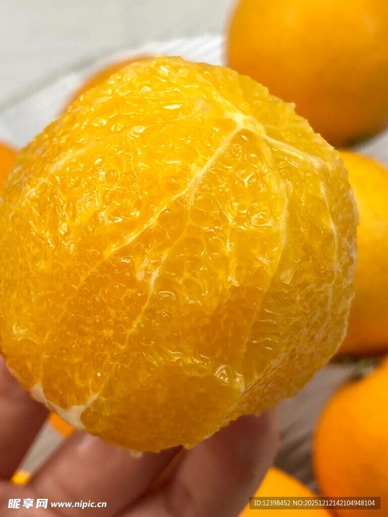 手捧剥好的新鲜黄橙