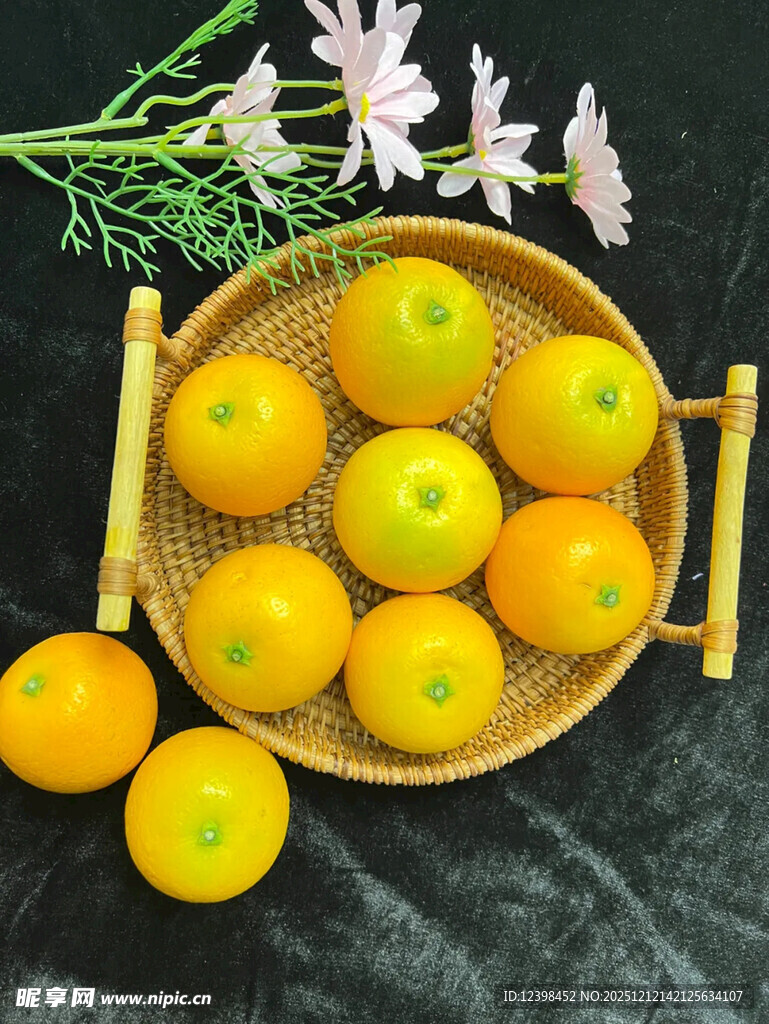 竹篮中摆放的新鲜黄橘子