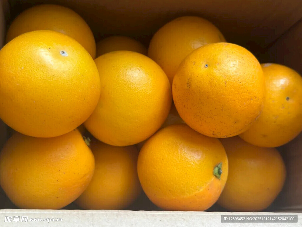 一箱饱满的新鲜橙子
