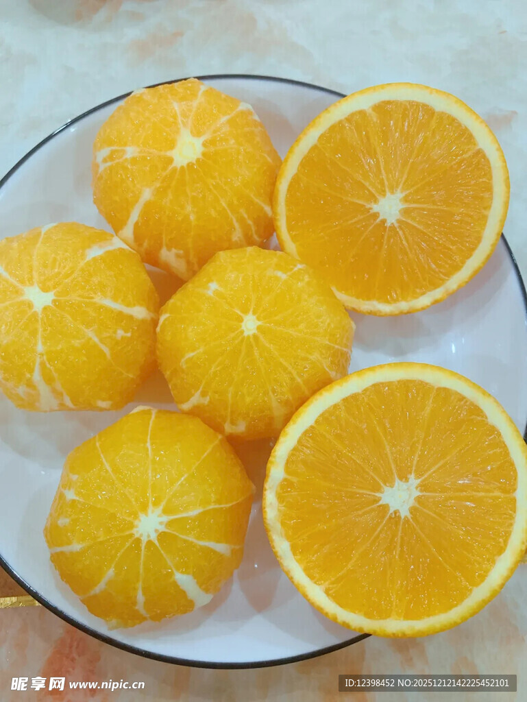 新鲜切开的多汁橘子