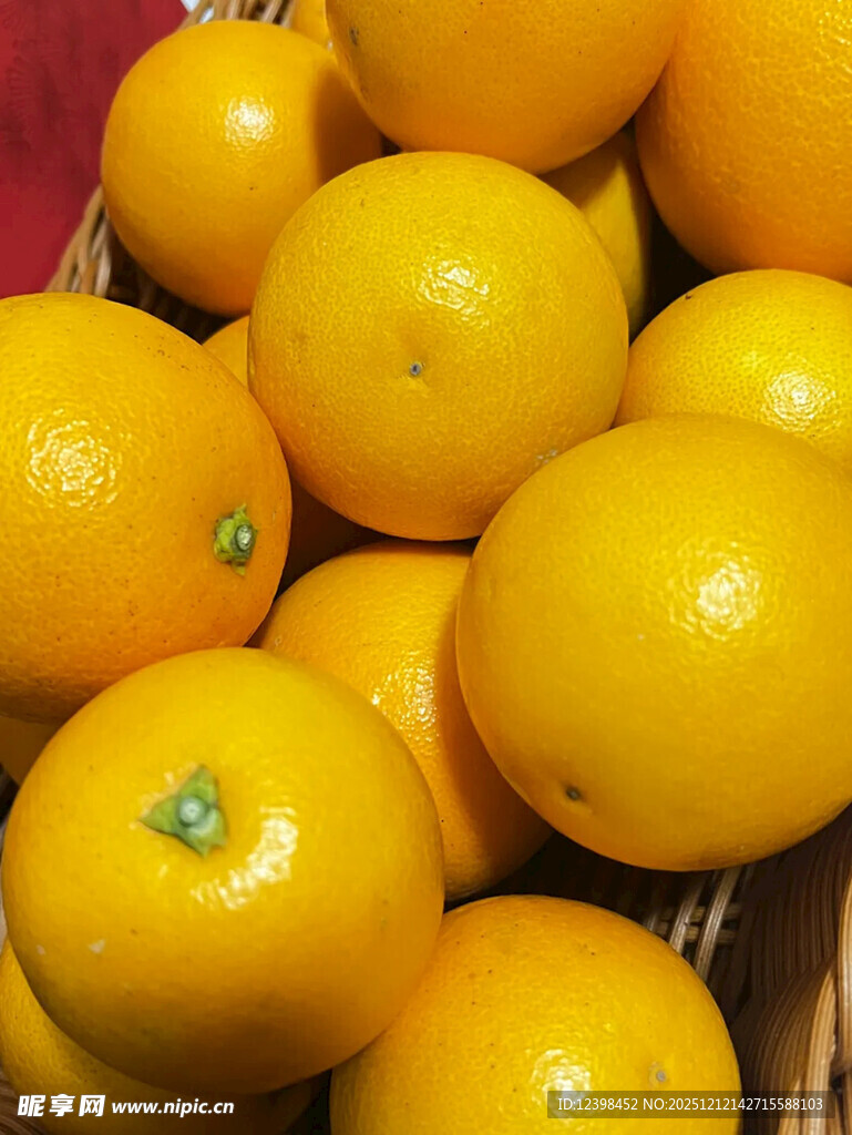 新鲜饱满的黄澄澄橙子