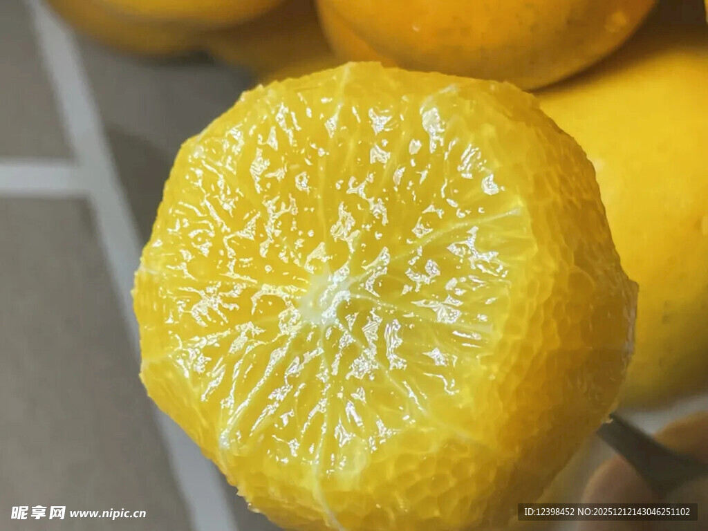 新鲜剥开的多汁黄柠檬