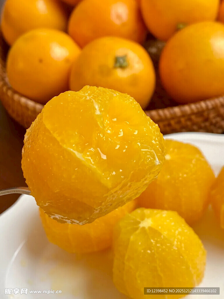 剥开的新鲜多汁橘子